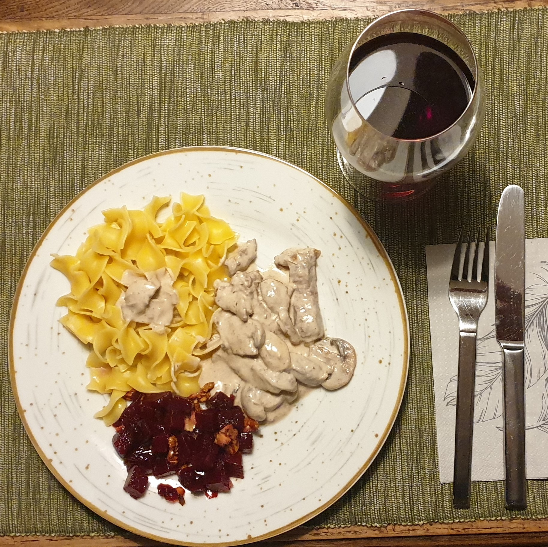 Stroganoff Rezept Original Mit Rote Bete Bœuf Stroganoff mit Bandnudeln und Rote Bete-Walnuss-Salat – Gerrys Welt