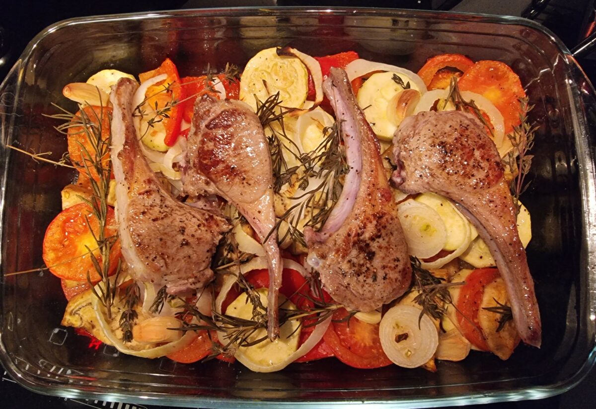 Ratatouille-Gemüse aus dem Ofen (hier mit Lammkoteletts)