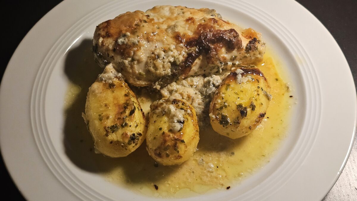 Hühnerbrust mit Gorgonzola überbacken und Kräuterkartoffeln